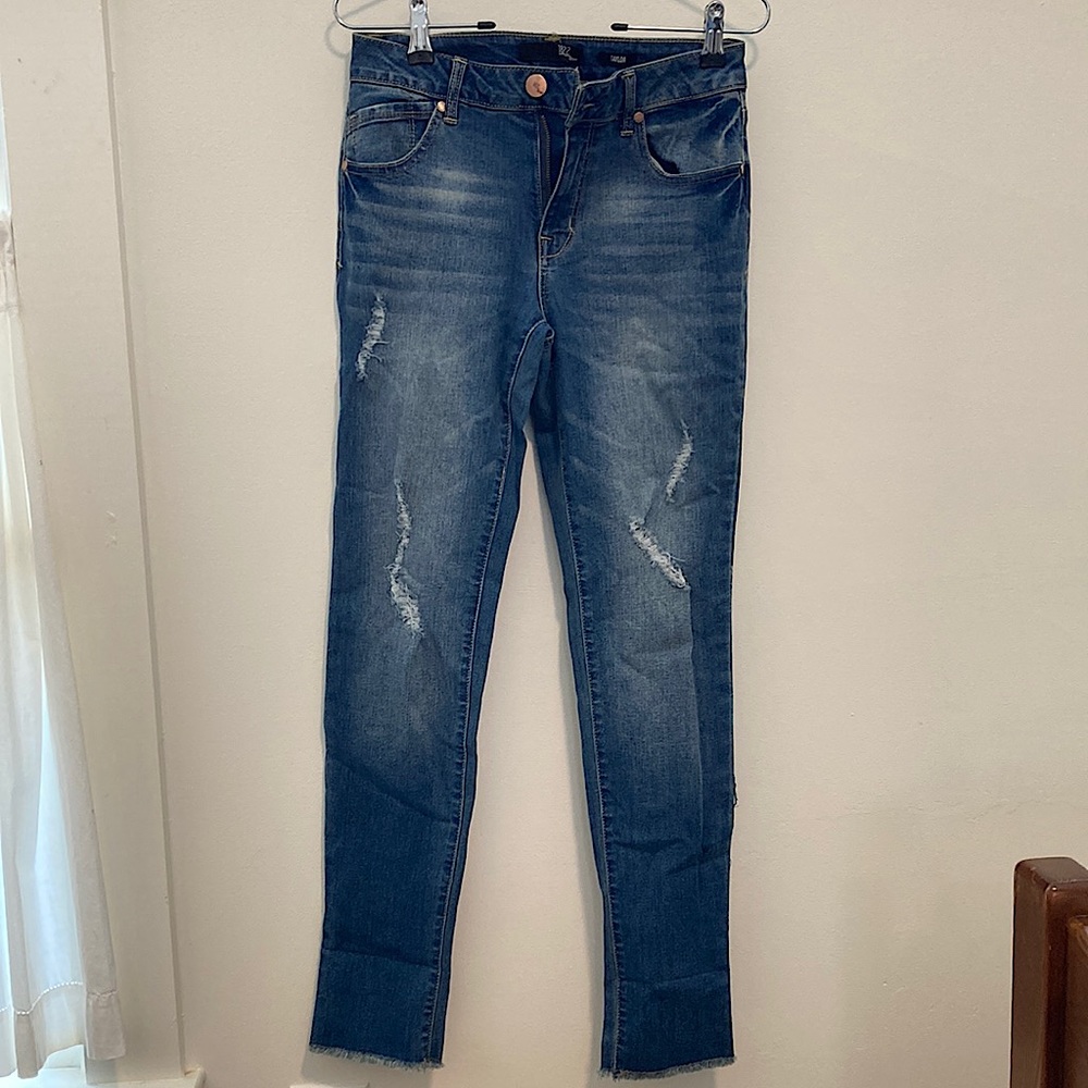 FREE SHIPPING! Size 6 distressed rough hem skinny jeans.